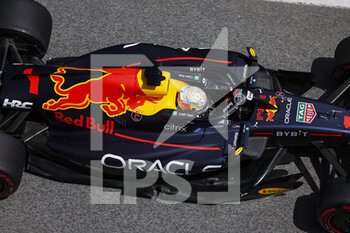 2022-05-20 - 01 VERSTAPPEN Max (nld), Red Bull Racing RB18, action during the Formula 1 Pirelli Grand Premio de Espana 2022, 6th round of the 2022 FIA Formula One World Championship, on the Circuit de Barcelona-Catalunya, from May 20 to 22, 2022 in Montmelo, Spain - FORMULA 1 PIRELLI GRAND PREMIO DE ESPANA 2022, 6TH ROUND OF THE 2022 FIA FORMULA ONE WORLD CHAMPIONSHIP - FORMULA 1 - MOTORS