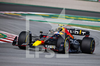 2022-05-20 - 11 PEREZ Sergio (mex), Red Bull Racing RB18, action during the Formula 1 Pirelli Grand Premio de Espana 2022, 6th round of the 2022 FIA Formula One World Championship, on the Circuit de Barcelona-Catalunya, from May 20 to 22, 2022 in Montmelo, Spain - FORMULA 1 PIRELLI GRAND PREMIO DE ESPANA 2022, 6TH ROUND OF THE 2022 FIA FORMULA ONE WORLD CHAMPIONSHIP - FORMULA 1 - MOTORS