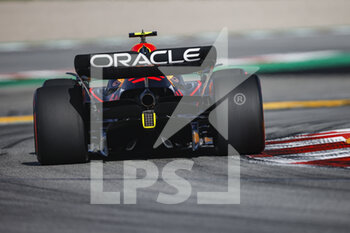 2022-05-20 - 11 PEREZ Sergio (mex), Red Bull Racing RB18, action during the Formula 1 Pirelli Grand Premio de Espana 2022, 6th round of the 2022 FIA Formula One World Championship, on the Circuit de Barcelona-Catalunya, from May 20 to 22, 2022 in Montmelo, Spain - FORMULA 1 PIRELLI GRAND PREMIO DE ESPANA 2022, 6TH ROUND OF THE 2022 FIA FORMULA ONE WORLD CHAMPIONSHIP - FORMULA 1 - MOTORS