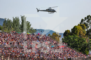 2022-05-20 - Fans int he grandstands during the Formula 1 Pirelli Grand Premio de Espana 2022, 6th round of the 2022 FIA Formula One World Championship, on the Circuit de Barcelona-Catalunya, from May 20 to 22, 2022 in Montmelo, Spain - FORMULA 1 PIRELLI GRAND PREMIO DE ESPANA 2022, 6TH ROUND OF THE 2022 FIA FORMULA ONE WORLD CHAMPIONSHIP - FORMULA 1 - MOTORS