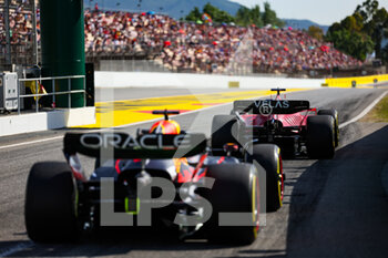 2022-05-20 - 16 LECLERC Charles (mco), Scuderia Ferrari F1-75, 01 VERSTAPPEN Max (nld), Red Bull Racing RB18, action during the Formula 1 Pirelli Grand Premio de Espana 2022, 6th round of the 2022 FIA Formula One World Championship, on the Circuit de Barcelona-Catalunya, from May 20 to 22, 2022 in Montmelo, Spain - FORMULA 1 PIRELLI GRAND PREMIO DE ESPANA 2022, 6TH ROUND OF THE 2022 FIA FORMULA ONE WORLD CHAMPIONSHIP - FORMULA 1 - MOTORS