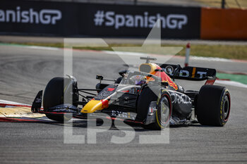 2022-05-20 - 01 VERSTAPPEN Max (nld), Red Bull Racing RB18, action during the Formula 1 Pirelli Grand Premio de Espana 2022, 6th round of the 2022 FIA Formula One World Championship, on the Circuit de Barcelona-Catalunya, from May 20 to 22, 2022 in Montmelo, Spain - FORMULA 1 PIRELLI GRAND PREMIO DE ESPANA 2022, 6TH ROUND OF THE 2022 FIA FORMULA ONE WORLD CHAMPIONSHIP - FORMULA 1 - MOTORS