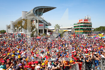 2022-05-21 - The crowd of fans during the Formula 1 Pirelli Grand Premio de Espana 2022, 6th round of the 2022 FIA Formula One World Championship, on the Circuit de Barcelona-Catalunya, from May 20 to 22, 2022 in Montmelo, Spain - FORMULA 1 PIRELLI GRAND PREMIO DE ESPANA 2022, 6TH ROUND OF THE 2022 FIA FORMULA ONE WORLD CHAMPIONSHIP - FORMULA 1 - MOTORS