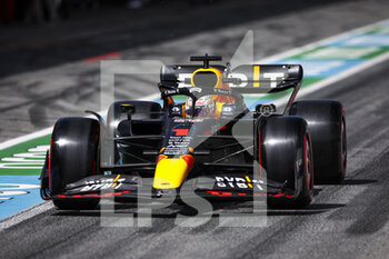 2022-05-21 - 01 VERSTAPPEN Max (nld), Red Bull Racing RB18, action during the Formula 1 Pirelli Grand Premio de Espana 2022, 6th round of the 2022 FIA Formula One World Championship, on the Circuit de Barcelona-Catalunya, from May 20 to 22, 2022 in Montmelo, Spain - FORMULA 1 PIRELLI GRAND PREMIO DE ESPANA 2022, 6TH ROUND OF THE 2022 FIA FORMULA ONE WORLD CHAMPIONSHIP - FORMULA 1 - MOTORS