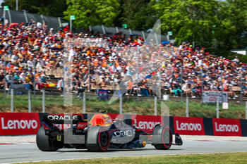 2022-05-21 - 11 PEREZ Sergio (mex), Red Bull Racing RB18, action during the Formula 1 Pirelli Grand Premio de Espana 2022, 6th round of the 2022 FIA Formula One World Championship, on the Circuit de Barcelona-Catalunya, from May 20 to 22, 2022 in Montmelo, Spain - FORMULA 1 PIRELLI GRAND PREMIO DE ESPANA 2022, 6TH ROUND OF THE 2022 FIA FORMULA ONE WORLD CHAMPIONSHIP - FORMULA 1 - MOTORS