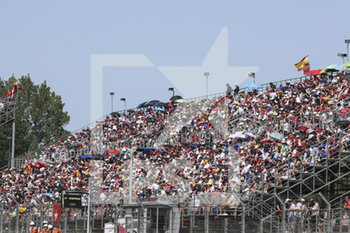 2022-05-21 - spectators, fans during the Formula 1 Pirelli Grand Premio de Espana 2022, 6th round of the 2022 FIA Formula One World Championship, on the Circuit de Barcelona-Catalunya, from May 20 to 22, 2022 in Montmelo, Spain - FORMULA 1 PIRELLI GRAND PREMIO DE ESPANA 2022, 6TH ROUND OF THE 2022 FIA FORMULA ONE WORLD CHAMPIONSHIP - FORMULA 1 - MOTORS