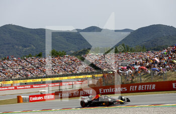 2022-05-21 - 01 VERSTAPPEN Max (nld), Red Bull Racing RB18, action during the Formula 1 Pirelli Grand Premio de Espana 2022, 6th round of the 2022 FIA Formula One World Championship, on the Circuit de Barcelona-Catalunya, from May 20 to 22, 2022 in Montmelo, Spain - FORMULA 1 PIRELLI GRAND PREMIO DE ESPANA 2022, 6TH ROUND OF THE 2022 FIA FORMULA ONE WORLD CHAMPIONSHIP - FORMULA 1 - MOTORS