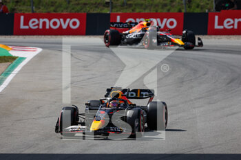 2022-05-21 - 01 VERSTAPPEN Max (nld), Red Bull Racing RB18, 11 PEREZ Sergio (mex), Red Bull Racing RB18, action during the Formula 1 Pirelli Grand Premio de Espana 2022, 6th round of the 2022 FIA Formula One World Championship, on the Circuit de Barcelona-Catalunya, from May 20 to 22, 2022 in Montmelo, Spain - FORMULA 1 PIRELLI GRAND PREMIO DE ESPANA 2022, 6TH ROUND OF THE 2022 FIA FORMULA ONE WORLD CHAMPIONSHIP - FORMULA 1 - MOTORS