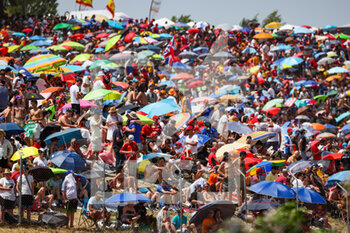2022-05-22 - Fans in the grandstands during the Formula 1 Pirelli Grand Premio de Espana 2022, 6th round of the 2022 FIA Formula One World Championship, on the Circuit de Barcelona-Catalunya, from May 20 to 22, 2022 in Montmelo, Spain - FORMULA 1 PIRELLI GRAND PREMIO DE ESPANA 2022, 6TH ROUND OF THE 2022 FIA FORMULA ONE WORLD CHAMPIONSHIP - FORMULA 1 - MOTORS