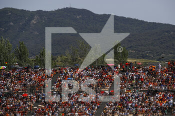 2022-05-22 - spectators, fans during the Formula 1 Pirelli Grand Premio de Espana 2022, 6th round of the 2022 FIA Formula One World Championship, on the Circuit de Barcelona-Catalunya, from May 20 to 22, 2022 in Montmelo, Spain - FORMULA 1 PIRELLI GRAND PREMIO DE ESPANA 2022, 6TH ROUND OF THE 2022 FIA FORMULA ONE WORLD CHAMPIONSHIP - FORMULA 1 - MOTORS