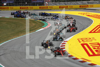 2022-05-22 - Race start of the race, depart, 16 LECLERC Charles (mco), Scuderia Ferrari F1-75, action 01 VERSTAPPEN Max (nld), Red Bull Racing RB18, action 63 RUSSELL George (gbr), Mercedes AMG F1 Team W13, action during the Formula 1 Pirelli Grand Premio de Espana 2022, 6th round of the 2022 FIA Formula One World Championship, on the Circuit de Barcelona-Catalunya, from May 20 to 22, 2022 in Montmelo, Spain - FORMULA 1 PIRELLI GRAND PREMIO DE ESPANA 2022, 6TH ROUND OF THE 2022 FIA FORMULA ONE WORLD CHAMPIONSHIP - FORMULA 1 - MOTORS