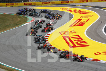 2022-05-22 - Race start of the race, depart, 16 LECLERC Charles (mco), Scuderia Ferrari F1-75, action 01 VERSTAPPEN Max (nld), Red Bull Racing RB18, action 63 RUSSELL George (gbr), Mercedes AMG F1 Team W13, action during the Formula 1 Pirelli Grand Premio de Espana 2022, 6th round of the 2022 FIA Formula One World Championship, on the Circuit de Barcelona-Catalunya, from May 20 to 22, 2022 in Montmelo, Spain - FORMULA 1 PIRELLI GRAND PREMIO DE ESPANA 2022, 6TH ROUND OF THE 2022 FIA FORMULA ONE WORLD CHAMPIONSHIP - FORMULA 1 - MOTORS