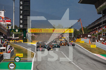 2022-05-22 - Start of the race: 16 LECLERC Charles (mco), Scuderia Ferrari F1-75, 01 VERSTAPPEN Max (nld), Red Bull Racing RB18, action during the Formula 1 Pirelli Grand Premio de Espana 2022, 6th round of the 2022 FIA Formula One World Championship, on the Circuit de Barcelona-Catalunya, from May 20 to 22, 2022 in Montmelo, Spain - FORMULA 1 PIRELLI GRAND PREMIO DE ESPANA 2022, 6TH ROUND OF THE 2022 FIA FORMULA ONE WORLD CHAMPIONSHIP - FORMULA 1 - MOTORS