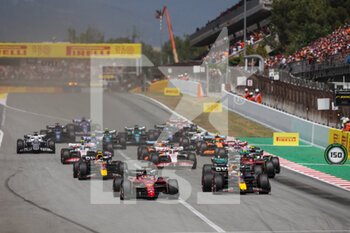 2022-05-22 - 16 LECLERC Charles (mco), Scuderia Ferrari F1-75, action and 01 VERSTAPPEN Max (nld), Red Bull Racing RB18, start during the Formula 1 Pirelli Grand Premio de Espana 2022, 6th round of the 2022 FIA Formula One World Championship, on the Circuit de Barcelona-Catalunya, from May 20 to 22, 2022 in Montmelo, Spain - FORMULA 1 PIRELLI GRAND PREMIO DE ESPANA 2022, 6TH ROUND OF THE 2022 FIA FORMULA ONE WORLD CHAMPIONSHIP - FORMULA 1 - MOTORS
