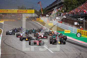 2022-05-22 - Start of the race: 16 LECLERC Charles (mco), Scuderia Ferrari F1-75, 01 VERSTAPPEN Max (nld), Red Bull Racing RB18, 11 PEREZ Sergio (mex), Red Bull Racing RB18, action during the Formula 1 Pirelli Grand Premio de Espana 2022, 6th round of the 2022 FIA Formula One World Championship, on the Circuit de Barcelona-Catalunya, from May 20 to 22, 2022 in Montmelo, Spain - FORMULA 1 PIRELLI GRAND PREMIO DE ESPANA 2022, 6TH ROUND OF THE 2022 FIA FORMULA ONE WORLD CHAMPIONSHIP - FORMULA 1 - MOTORS