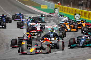 2022-05-22 - 01 VERSTAPPEN Max (nld), Red Bull Racing RB18, 11 PEREZ Sergio (mex), Red Bull Racing RB18, 44 HAMILTON Lewis (gbr), Mercedes AMG F1 Team W13, action during the Formula 1 Pirelli Grand Premio de Espana 2022, 6th round of the 2022 FIA Formula One World Championship, on the Circuit de Barcelona-Catalunya, from May 20 to 22, 2022 in Montmelo, Spain - FORMULA 1 PIRELLI GRAND PREMIO DE ESPANA 2022, 6TH ROUND OF THE 2022 FIA FORMULA ONE WORLD CHAMPIONSHIP - FORMULA 1 - MOTORS