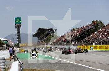 2022-05-22 - start of the race, depart, 16 LECLERC Charles (mco), Scuderia Ferrari F1-75, action 01 VERSTAPPEN Max (nld), Red Bull Racing RB18, action during the Formula 1 Pirelli Grand Premio de Espana 2022, 6th round of the 2022 FIA Formula One World Championship, on the Circuit de Barcelona-Catalunya, from May 20 to 22, 2022 in Montmelo, Spain - FORMULA 1 PIRELLI GRAND PREMIO DE ESPANA 2022, 6TH ROUND OF THE 2022 FIA FORMULA ONE WORLD CHAMPIONSHIP - FORMULA 1 - MOTORS