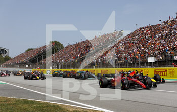 2022-05-22 - start of the race, depart, 16 LECLERC Charles (mco), Scuderia Ferrari F1-75, action 01 VERSTAPPEN Max (nld), Red Bull Racing RB18, action during the Formula 1 Pirelli Grand Premio de Espana 2022, 6th round of the 2022 FIA Formula One World Championship, on the Circuit de Barcelona-Catalunya, from May 20 to 22, 2022 in Montmelo, Spain - FORMULA 1 PIRELLI GRAND PREMIO DE ESPANA 2022, 6TH ROUND OF THE 2022 FIA FORMULA ONE WORLD CHAMPIONSHIP - FORMULA 1 - MOTORS