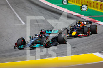 2022-05-22 - 63 RUSSELL George (gbr), Mercedes AMG F1 Team W13, 11 PEREZ Sergio (mex), Red Bull Racing RB18, action during the Formula 1 Pirelli Grand Premio de Espana 2022, 6th round of the 2022 FIA Formula One World Championship, on the Circuit de Barcelona-Catalunya, from May 20 to 22, 2022 in Montmelo, Spain - FORMULA 1 PIRELLI GRAND PREMIO DE ESPANA 2022, 6TH ROUND OF THE 2022 FIA FORMULA ONE WORLD CHAMPIONSHIP - FORMULA 1 - MOTORS