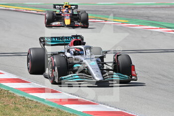 2022-05-22 - 63 RUSSELL George (gbr), Mercedes AMG F1 Team W13, action 11 PEREZ Sergio (mex), Red Bull Racing RB18, action during the Formula 1 Pirelli Grand Premio de Espana 2022, 6th round of the 2022 FIA Formula One World Championship, on the Circuit de Barcelona-Catalunya, from May 20 to 22, 2022 in Montmelo, Spain - FORMULA 1 PIRELLI GRAND PREMIO DE ESPANA 2022, 6TH ROUND OF THE 2022 FIA FORMULA ONE WORLD CHAMPIONSHIP - FORMULA 1 - MOTORS