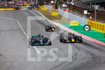 2022-05-22 - 63 RUSSELL George (gbr), Mercedes AMG F1 Team W13, 11 PEREZ Sergio (mex), Red Bull Racing RB18, action during the Formula 1 Pirelli Grand Premio de Espana 2022, 6th round of the 2022 FIA Formula One World Championship, on the Circuit de Barcelona-Catalunya, from May 20 to 22, 2022 in Montmelo, Spain - FORMULA 1 PIRELLI GRAND PREMIO DE ESPANA 2022, 6TH ROUND OF THE 2022 FIA FORMULA ONE WORLD CHAMPIONSHIP - FORMULA 1 - MOTORS