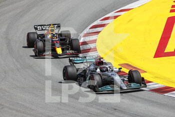2022-05-22 - 63 RUSSELL George (gbr), Mercedes AMG F1 Team W13, action 11 PEREZ Sergio (mex), Red Bull Racing RB18, action during the Formula 1 Pirelli Grand Premio de Espana 2022, 6th round of the 2022 FIA Formula One World Championship, on the Circuit de Barcelona-Catalunya, from May 20 to 22, 2022 in Montmelo, Spain - FORMULA 1 PIRELLI GRAND PREMIO DE ESPANA 2022, 6TH ROUND OF THE 2022 FIA FORMULA ONE WORLD CHAMPIONSHIP - FORMULA 1 - MOTORS
