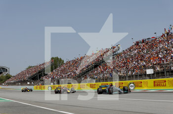 2022-05-22 - 63 RUSSELL George (gbr), Mercedes AMG F1 Team W13, action 11 PEREZ Sergio (mex), Red Bull Racing RB18, action 01 VERSTAPPEN Max (nld), Red Bull Racing RB18, action during the Formula 1 Pirelli Grand Premio de Espana 2022, 6th round of the 2022 FIA Formula One World Championship, on the Circuit de Barcelona-Catalunya, from May 20 to 22, 2022 in Montmelo, Spain - FORMULA 1 PIRELLI GRAND PREMIO DE ESPANA 2022, 6TH ROUND OF THE 2022 FIA FORMULA ONE WORLD CHAMPIONSHIP - FORMULA 1 - MOTORS