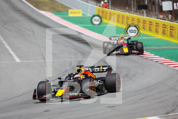 2022-05-22 - 01 VERSTAPPEN Max (nld), Red Bull Racing RB18, action with 11 PEREZ Sergio (mex), Red Bull Racing RB18 during the Formula 1 Pirelli Grand Premio de Espana 2022, 6th round of the 2022 FIA Formula One World Championship, on the Circuit de Barcelona-Catalunya, from May 20 to 22, 2022 in Montmelo, Spain - FORMULA 1 PIRELLI GRAND PREMIO DE ESPANA 2022, 6TH ROUND OF THE 2022 FIA FORMULA ONE WORLD CHAMPIONSHIP - FORMULA 1 - MOTORS