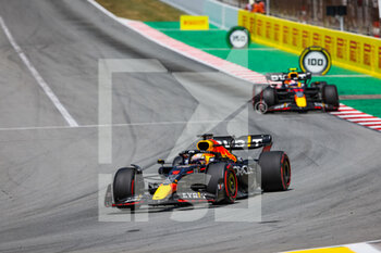 2022-05-22 - 01 VERSTAPPEN Max (nld), Red Bull Racing RB18, 11 PEREZ Sergio (mex), Red Bull Racing RB18, action during the Formula 1 Pirelli Grand Premio de Espana 2022, 6th round of the 2022 FIA Formula One World Championship, on the Circuit de Barcelona-Catalunya, from May 20 to 22, 2022 in Montmelo, Spain - FORMULA 1 PIRELLI GRAND PREMIO DE ESPANA 2022, 6TH ROUND OF THE 2022 FIA FORMULA ONE WORLD CHAMPIONSHIP - FORMULA 1 - MOTORS
