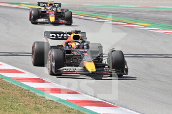 2022-05-22 - 01 VERSTAPPEN Max (nld), Red Bull Racing RB18, action 11 PEREZ Sergio (mex), Red Bull Racing RB18, action during the Formula 1 Pirelli Grand Premio de Espana 2022, 6th round of the 2022 FIA Formula One World Championship, on the Circuit de Barcelona-Catalunya, from May 20 to 22, 2022 in Montmelo, Spain - FORMULA 1 PIRELLI GRAND PREMIO DE ESPANA 2022, 6TH ROUND OF THE 2022 FIA FORMULA ONE WORLD CHAMPIONSHIP - FORMULA 1 - MOTORS