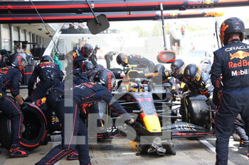 2022-05-22 - 11 PEREZ Sergio (mex), Red Bull Racing RB18, action pit stop during the Formula 1 Pirelli Grand Premio de Espana 2022, 6th round of the 2022 FIA Formula One World Championship, on the Circuit de Barcelona-Catalunya, from May 20 to 22, 2022 in Montmelo, Spain - FORMULA 1 PIRELLI GRAND PREMIO DE ESPANA 2022, 6TH ROUND OF THE 2022 FIA FORMULA ONE WORLD CHAMPIONSHIP - FORMULA 1 - MOTORS