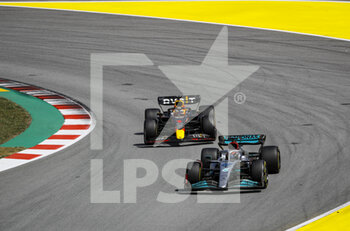2022-05-22 - 63 RUSSELL George (gbr), Mercedes AMG F1 Team W13, action with 01 VERSTAPPEN Max (nld), Red Bull Racing RB18 during the Formula 1 Pirelli Grand Premio de Espana 2022, 6th round of the 2022 FIA Formula One World Championship, on the Circuit de Barcelona-Catalunya, from May 20 to 22, 2022 in Montmelo, Spain - FORMULA 1 PIRELLI GRAND PREMIO DE ESPANA 2022, 6TH ROUND OF THE 2022 FIA FORMULA ONE WORLD CHAMPIONSHIP - FORMULA 1 - MOTORS