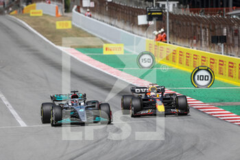 2022-05-22 - 63 RUSSELL George (gbr), Mercedes AMG F1 Team W13, action with 01 VERSTAPPEN Max (nld), Red Bull Racing RB18 during the Formula 1 Pirelli Grand Premio de Espana 2022, 6th round of the 2022 FIA Formula One World Championship, on the Circuit de Barcelona-Catalunya, from May 20 to 22, 2022 in Montmelo, Spain - FORMULA 1 PIRELLI GRAND PREMIO DE ESPANA 2022, 6TH ROUND OF THE 2022 FIA FORMULA ONE WORLD CHAMPIONSHIP - FORMULA 1 - MOTORS