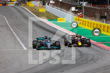 2022-05-22 - 63 RUSSELL George (gbr), Mercedes AMG F1 Team W13, 01 VERSTAPPEN Max (nld), Red Bull Racing RB18, action during the Formula 1 Pirelli Grand Premio de Espana 2022, 6th round of the 2022 FIA Formula One World Championship, on the Circuit de Barcelona-Catalunya, from May 20 to 22, 2022 in Montmelo, Spain - FORMULA 1 PIRELLI GRAND PREMIO DE ESPANA 2022, 6TH ROUND OF THE 2022 FIA FORMULA ONE WORLD CHAMPIONSHIP - FORMULA 1 - MOTORS