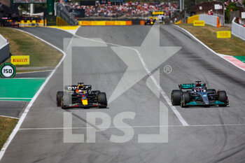 2022-05-22 - 01 VERSTAPPEN Max (nld), Red Bull Racing RB18, 63 RUSSELL George (gbr), Mercedes AMG F1 Team W13, action during the Formula 1 Pirelli Grand Premio de Espana 2022, 6th round of the 2022 FIA Formula One World Championship, on the Circuit de Barcelona-Catalunya, from May 20 to 22, 2022 in Montmelo, Spain - FORMULA 1 PIRELLI GRAND PREMIO DE ESPANA 2022, 6TH ROUND OF THE 2022 FIA FORMULA ONE WORLD CHAMPIONSHIP - FORMULA 1 - MOTORS