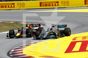 2022-05-22 - 01 VERSTAPPEN Max (nld), Red Bull Racing RB18, action 63 RUSSELL George (gbr), Mercedes AMG F1 Team W13, action during the Formula 1 Pirelli Grand Premio de Espana 2022, 6th round of the 2022 FIA Formula One World Championship, on the Circuit de Barcelona-Catalunya, from May 20 to 22, 2022 in Montmelo, Spain - FORMULA 1 PIRELLI GRAND PREMIO DE ESPANA 2022, 6TH ROUND OF THE 2022 FIA FORMULA ONE WORLD CHAMPIONSHIP - FORMULA 1 - MOTORS