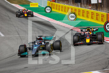2022-05-22 - 01 VERSTAPPEN Max (nld), Red Bull Racing RB18, 63 RUSSELL George (gbr), Mercedes AMG F1 Team W13, action during the Formula 1 Pirelli Grand Premio de Espana 2022, 6th round of the 2022 FIA Formula One World Championship, on the Circuit de Barcelona-Catalunya, from May 20 to 22, 2022 in Montmelo, Spain - FORMULA 1 PIRELLI GRAND PREMIO DE ESPANA 2022, 6TH ROUND OF THE 2022 FIA FORMULA ONE WORLD CHAMPIONSHIP - FORMULA 1 - MOTORS