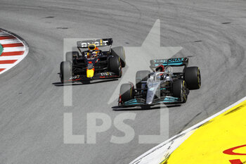 2022-05-22 - 63 RUSSELL George (gbr), Mercedes AMG F1 Team W13, action 01 VERSTAPPEN Max (nld), Red Bull Racing RB18, action during the Formula 1 Pirelli Grand Premio de Espana 2022, 6th round of the 2022 FIA Formula One World Championship, on the Circuit de Barcelona-Catalunya, from May 20 to 22, 2022 in Montmelo, Spain - FORMULA 1 PIRELLI GRAND PREMIO DE ESPANA 2022, 6TH ROUND OF THE 2022 FIA FORMULA ONE WORLD CHAMPIONSHIP - FORMULA 1 - MOTORS