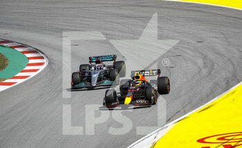 2022-05-22 - 11 PEREZ Sergio (mex), Red Bull Racing RB18, action with 63 RUSSELL George (gbr), Mercedes AMG F1 Team W13 during the Formula 1 Pirelli Grand Premio de Espana 2022, 6th round of the 2022 FIA Formula One World Championship, on the Circuit de Barcelona-Catalunya, from May 20 to 22, 2022 in Montmelo, Spain - FORMULA 1 PIRELLI GRAND PREMIO DE ESPANA 2022, 6TH ROUND OF THE 2022 FIA FORMULA ONE WORLD CHAMPIONSHIP - FORMULA 1 - MOTORS