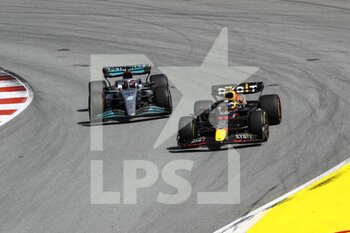 2022-05-22 - 11 PEREZ Sergio (mex), Red Bull Racing RB18, action 63 RUSSELL George (gbr), Mercedes AMG F1 Team W13, action during the Formula 1 Pirelli Grand Premio de Espana 2022, 6th round of the 2022 FIA Formula One World Championship, on the Circuit de Barcelona-Catalunya, from May 20 to 22, 2022 in Montmelo, Spain - FORMULA 1 PIRELLI GRAND PREMIO DE ESPANA 2022, 6TH ROUND OF THE 2022 FIA FORMULA ONE WORLD CHAMPIONSHIP - FORMULA 1 - MOTORS