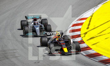 2022-05-22 - 11 PEREZ Sergio (mex), Red Bull Racing RB18, action with 63 RUSSELL George (gbr), Mercedes AMG F1 Team W13 during the Formula 1 Pirelli Grand Premio de Espana 2022, 6th round of the 2022 FIA Formula One World Championship, on the Circuit de Barcelona-Catalunya, from May 20 to 22, 2022 in Montmelo, Spain - FORMULA 1 PIRELLI GRAND PREMIO DE ESPANA 2022, 6TH ROUND OF THE 2022 FIA FORMULA ONE WORLD CHAMPIONSHIP - FORMULA 1 - MOTORS