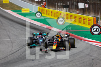 2022-05-22 - 11 PEREZ Sergio (mex), Red Bull Racing RB18, 63 RUSSELL George (gbr), Mercedes AMG F1 Team W13, action during the Formula 1 Pirelli Grand Premio de Espana 2022, 6th round of the 2022 FIA Formula One World Championship, on the Circuit de Barcelona-Catalunya, from May 20 to 22, 2022 in Montmelo, Spain - FORMULA 1 PIRELLI GRAND PREMIO DE ESPANA 2022, 6TH ROUND OF THE 2022 FIA FORMULA ONE WORLD CHAMPIONSHIP - FORMULA 1 - MOTORS