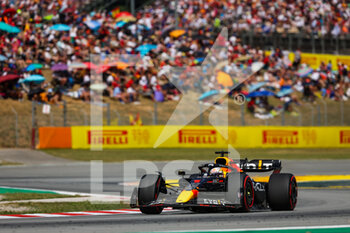 2022-05-22 - 01 VERSTAPPEN Max (nld), Red Bull Racing RB18, action during the Formula 1 Pirelli Grand Premio de Espana 2022, 6th round of the 2022 FIA Formula One World Championship, on the Circuit de Barcelona-Catalunya, from May 20 to 22, 2022 in Montmelo, Spain - FORMULA 1 PIRELLI GRAND PREMIO DE ESPANA 2022, 6TH ROUND OF THE 2022 FIA FORMULA ONE WORLD CHAMPIONSHIP - FORMULA 1 - MOTORS