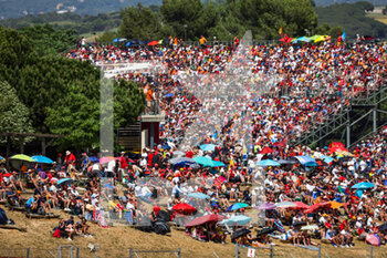 2022-05-22 - Fans in the grandstands during the Formula 1 Pirelli Grand Premio de Espana 2022, 6th round of the 2022 FIA Formula One World Championship, on the Circuit de Barcelona-Catalunya, from May 20 to 22, 2022 in Montmelo, Spain - FORMULA 1 PIRELLI GRAND PREMIO DE ESPANA 2022, 6TH ROUND OF THE 2022 FIA FORMULA ONE WORLD CHAMPIONSHIP - FORMULA 1 - MOTORS