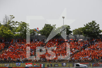 2022-05-22 - spectators, fans orange army during the Formula 1 Pirelli Grand Premio de Espana 2022, 6th round of the 2022 FIA Formula One World Championship, on the Circuit de Barcelona-Catalunya, from May 20 to 22, 2022 in Montmelo, Spain - FORMULA 1 PIRELLI GRAND PREMIO DE ESPANA 2022, 6TH ROUND OF THE 2022 FIA FORMULA ONE WORLD CHAMPIONSHIP - FORMULA 1 - MOTORS