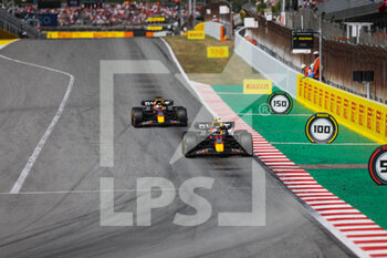 2022-05-22 - 11 PEREZ Sergio (mex), Red Bull Racing RB18, 01 VERSTAPPEN Max (nld), Red Bull Racing RB18, action during the Formula 1 Pirelli Grand Premio de Espana 2022, 6th round of the 2022 FIA Formula One World Championship, on the Circuit de Barcelona-Catalunya, from May 20 to 22, 2022 in Montmelo, Spain - FORMULA 1 PIRELLI GRAND PREMIO DE ESPANA 2022, 6TH ROUND OF THE 2022 FIA FORMULA ONE WORLD CHAMPIONSHIP - FORMULA 1 - MOTORS