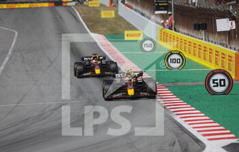 2022-05-22 - 11 PEREZ Sergio (mex), Red Bull Racing RB18, action with 01 VERSTAPPEN Max (nld), Red Bull Racing RB18 during the Formula 1 Pirelli Grand Premio de Espana 2022, 6th round of the 2022 FIA Formula One World Championship, on the Circuit de Barcelona-Catalunya, from May 20 to 22, 2022 in Montmelo, Spain - FORMULA 1 PIRELLI GRAND PREMIO DE ESPANA 2022, 6TH ROUND OF THE 2022 FIA FORMULA ONE WORLD CHAMPIONSHIP - FORMULA 1 - MOTORS