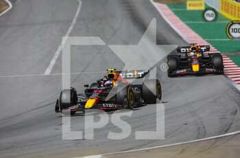 2022-05-22 - 11 PEREZ Sergio (mex), Red Bull Racing RB18, action with 01 VERSTAPPEN Max (nld), Red Bull Racing RB18 during the Formula 1 Pirelli Grand Premio de Espana 2022, 6th round of the 2022 FIA Formula One World Championship, on the Circuit de Barcelona-Catalunya, from May 20 to 22, 2022 in Montmelo, Spain - FORMULA 1 PIRELLI GRAND PREMIO DE ESPANA 2022, 6TH ROUND OF THE 2022 FIA FORMULA ONE WORLD CHAMPIONSHIP - FORMULA 1 - MOTORS