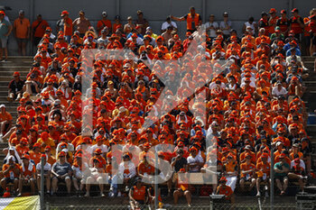2022-05-22 - spectators, fans orange army during the Formula 1 Pirelli Grand Premio de Espana 2022, 6th round of the 2022 FIA Formula One World Championship, on the Circuit de Barcelona-Catalunya, from May 20 to 22, 2022 in Montmelo, Spain - FORMULA 1 PIRELLI GRAND PREMIO DE ESPANA 2022, 6TH ROUND OF THE 2022 FIA FORMULA ONE WORLD CHAMPIONSHIP - FORMULA 1 - MOTORS
