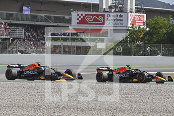 2022-05-22 - 01 VERSTAPPEN Max (nld), Red Bull Racing RB18, action 11 PEREZ Sergio (mex), Red Bull Racing RB18, action during the Formula 1 Pirelli Grand Premio de Espana 2022, 6th round of the 2022 FIA Formula One World Championship, on the Circuit de Barcelona-Catalunya, from May 20 to 22, 2022 in Montmelo, Spain - FORMULA 1 PIRELLI GRAND PREMIO DE ESPANA 2022, 6TH ROUND OF THE 2022 FIA FORMULA ONE WORLD CHAMPIONSHIP - FORMULA 1 - MOTORS